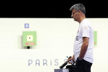 El tirador turco Yusuf Dikec, la sensación viral de la justa veraniega, compitió en la prueba de tiro con pistola de aire comprimido en los 10 m durante los Juegos Olímpicos de París 2024 y se hizo viral por la manera relajada en la que participó en el Centro de Tiro de Chateauroux. (Photo by Alain JOCARD / AFP)