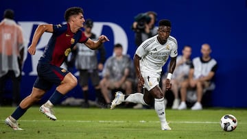 EAST RUTHERFORD, NEW JERSEY - AUGUST 3: Vin�cius Junior #7 of Real Madrid takes the ball to the goal in the second half of the pre-season friendly match against FC Barcelona at MetLife Stadium on August 3, 2024 in East Rutherford, New Jersey. Ira L. Black/Getty Images/AFP (Photo by Ira L. Black / GETTY IMAGES NORTH AMERICA / Getty Images via AFP)
