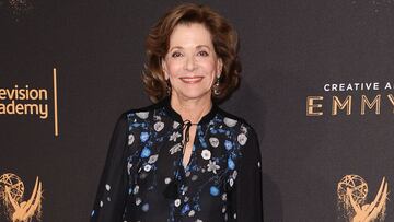 LOS ANGELES, CA - 09 DE SEPTIEMBRE: La actriz Jessica Walter asiste a los premios Emmy de las artes creativas 2017 en Microsoft Theatre el 9 de septiembre de 2017 en Los Angeles, California.