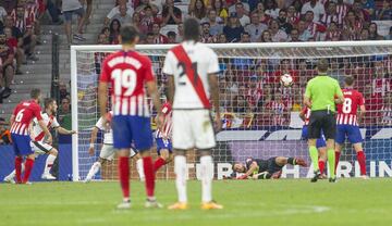 El Rayo tuvo tres clarísimas. Primero Advíncula y después Pozo se toparon con Oblak. Al final sacó milagrosamente el remate de Moreno.