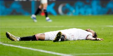 El defensa del Sevilla se lamenta tras fallar una clara ocasión de gol.