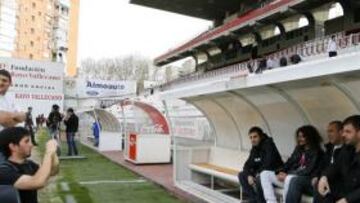 <b>ÉXITO DE PÚBLICO. </b>Los aficionados se fotografiaron en el tour por el estadio y Felines descubrió la placa.