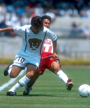 Cristian Zemmarten pelea el balón en un Pumas vs Toros Neza.