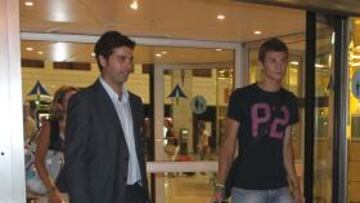 <b>'BENVENUTO'. </b>Samuele Longo, ayer, en su llegada al Aeropuerto del Prat.