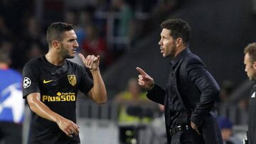 Koke y Simeone, durante el partido en el Philips Stadium.