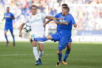 El delantero uruguayo Mauro Arambarri del Getafe pelea un balón ante el delantero del Real Madrid Lucas Vázquez