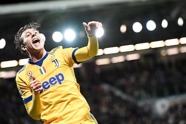 El extremo, nacido en Carrara, dio el gran salto de la Fiorentina a la Juventus en el verano de 2017 a cambio de 40 millones de euros. Bernardeschi, formado en la cantera viola, llegó como una de las grandes promesas del Calcio tras brillar en la banda derecha con su zurda y capacidad de desequilibrio. Durante cinco temporadas en Turín, disputó más de 180 partidos oficiales, levantó tres Scudetti y dos Copas de Italia, aunque su irregularidad y la fuerte competencia interna le impidieron asentarse como titular indiscutible. Tras su paso por Turín marcharía a Toronto para disputar 4 temporadas de la MLS con el Toronto FC. Para esta temporada Federico volverá a Italia, para competir en la Serie A con el Bologna. 

