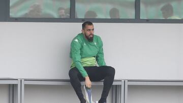 Borja Iglesias se calza las botas durante un entrenamiento.