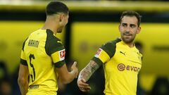 Los jugadores del Borussia Dortmund, Paco Alc&aacute;cer y Achraf Hakimi, durante un partido.