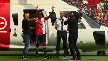 Colombiano llegó en helicóptero a su presentación