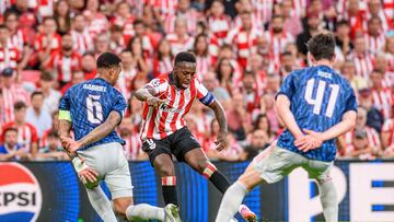BILBAO, 16/09/2025.- El delantero del Athletic Iñaki Williams (c) disputa un balón ante el defensadel Arsenal Gabriel Magalhaes (i) durante el primer partido de la fase de la Liga de Campeones entre el Athletic Club de Bilbao y el Arsenal, este martes en el estadio de San Mamés en Bilbao. EFE/ Javier Zorrilla