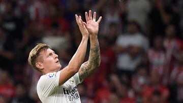 Real Madrid's German midfielder Toni Kroos catches a bottle of water during the Spanish League football match between Club Atletico de Madrid and Real Madrid CF at the Wanda Metropolitano stadium in Madrid on September 18, 2022. (Photo by OSCAR DEL POZO / AFP)