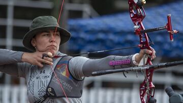 Aída Román durante una competencia de Tiro con Arco