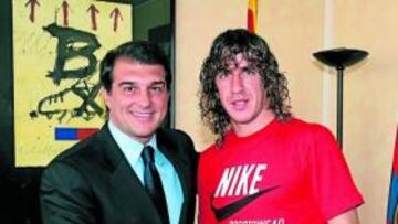 Puyol, ayer con Laporta, tras la firma.