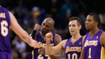 Kobe Bryant, Pau Gasol, Steve Nash y Darius Morris celebran el triunfo sobre los Warriors en el Oracle Arena de Oakland.