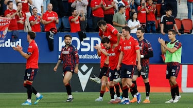 Los jugadores de Osasuna celebran la victoria al finalizar el partido de la jornada 32 de LaLiga que Atlético Osasuna y Sevilla FC disputaron en el estadio de El Sadar.