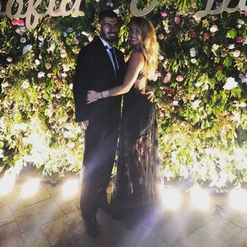 El delantero del Fútbol Club Barcelona Luis Suárez posando en la boda de Godín con su mujer. 