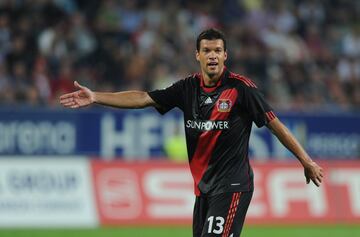 En la carrera de Michael Ballack, la palabra 'subcampeón' se repitió una y otra vez. El mediocentro alemán, considerado uno de los mejores del mundo cuando estaba en activo, tuvo triunfos pero también destaca por la cantidad de ocasiones que se quedó con la miel en los labios. La Orejona se le escurrió en 2002 por culpa de Zinedine Zidane y el Real Madrid y en 2007, cuando el Chelsea perdió en penaltis contra el United. Esa etiqueta de 'eterno subcampeón' también se la llevó a la selección donde quedó subcampeón del Mundo en 2002 y subcampeón de Europa en 2008.