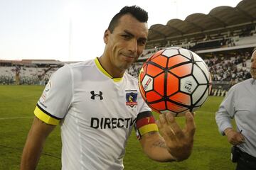 Esteban Paredes cumple 37 años de edad. En su carrera profesional ha jugado en Santiago Morning, Puerto Montt, Pachuca Junior de México, Cobreloa, Colo Colo, Atlante y Querétaro de Mexico. En la selección chilena participa regularmente desde 2006.