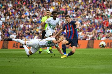Imagen de la falta de Gonzalo Verdú a Lewandowski que le supuso la expulsión del partido por tarjeta roja directa en el minuto 13 del encuentro. 