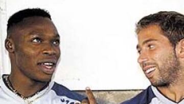 <b>SALTO AL PASADO. </b>Ahora compañeros, Raúl Tamudo y Carlos Kameni ya coincidieron hace cuatro años. El capitán defendía la camiseta de España, como ahora, en los Juegos Olímpicos. El meta camerunés la de su país. Kameni le ganó entonces la partida, en la final. Pero ya luchan juntos.