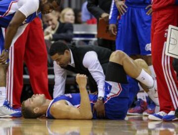 Blake Griffin (32) es tratado tras caer lesionado.