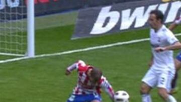 González González no pitó un claro penalti de Lora