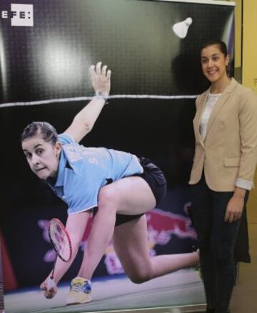 La jugadora de badmintón Carolina Marín , posa ante una de sus fotgrafías durante la inauguración de la exposición de fotos de la Agencia EFE sobre mujer y deporte 'Reinas del esfuerzo', hoy en la Casa del Lector.  