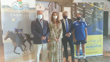 Rafael Hidalgo, presidente de la Real Sociedad de Carreras de San&uacute;car de Barrameda, Esther Guti&eacute;rrez, de Barbadillo, Jos&eacute; Mata, gerente del C&aacute;diz, y Ana Pacheco, jugadora del C&aacute;diz.