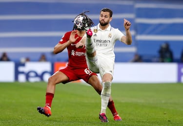 Nacho Fernández despeja el balón ante la presión de Trent Alexander-Arnold.