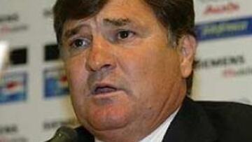 <b>DA LA CARA</B>. Camacho explica en la SER por primera vez su marcha del Real Madrid 51 días después.