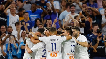 Soccer Football - Ligue 1 - Olympique de Marseille v Nantes - Orange Velodrome, Marseille, France - August 20, 2022 Olympique de Marseille's Chancel Mbemba celebrates scoring their first goal with Luis Suarez, Cengiz Under, Jordan Veretout and teammates REUTERS/Eric Gaillard