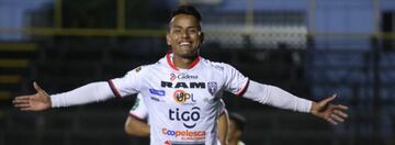 Nacido en Minatitlán, Veracruz, Julio se fue rápido de México después de no encontrar acomodo con el Monterrey.