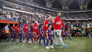 Los jugadores del Atl&eacute;tico y del Bar&ccedil;a, afectados por ERTE, antes de un partido.