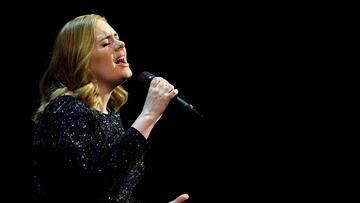 Adele llora recordando a las víctimas de Orlando