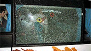 Así quedó una de las lunas del autocar en el que viajaron los seguidores del Rayo tras ser apedreado en Santander el vehículo.
