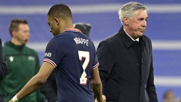Mbappé se cruza con Ancelotti, en una imagen de hace dos temporadas en el partido entre el PSG y el Madrid.