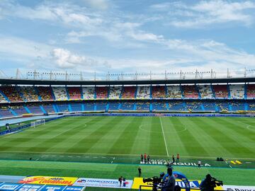 Los hinchas de la Selección Colombia acompañan al equipo en su partido ante Ecuador por las Eliminatorias Sudamericanas en el Metropolitano.