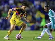 during the 12th round match between America and Santos as part of the Liga BBVA MX, Torneo Apertura 2025 at Ciudad de los DeportesKevin Alvarez (L) of America fights for the ball with Kevin Palacios (R) of Sntos during the 12th round match between America and Santos as part of the Liga BBVA MX, Torneo Apertura 2025 at Ciudad de los Deportes Stadium, on October 04, 2025 in Mexico City, Mexico. Stadium, on October 04, 2025 in Mexico City, Mexico.