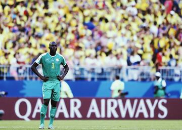 Nacido en Francia, con la que llegó a ser internacional en las categorías inferiores, Kaidou Koulibaly (Saint Die des Vosgues, Francia, 1991) juega con la selección de Senegal desde 2015, por lo que tiene cabida en este once histórico de la CAF a pesar de no haber jugado nunca en ningún equipo del continente africano. El Nápoles le fichó procedente del Genk en 2014 y desde entonces se ha convertido en uno de los mejores centrales del mundo, sonando en más de una ocasión para equipos como PSG, Real Madrid y United, entre otros. En el conjunto italiano ha sido elegido en cuatro ocasiones para el once ideal de la Serie A (2016, 2017, 2018 y 2019), de la que además fue elegido el Mejor Defensa en 2019. La tiranía de la Juventus en Italia ha impedido que su palmarés no sea más extenso que una Coppa (2020) y una Supercoppa (2014).

