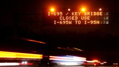 Carteles luminosos en la autopista avisan a los conductores de un desvío alternativo tras el accidente.