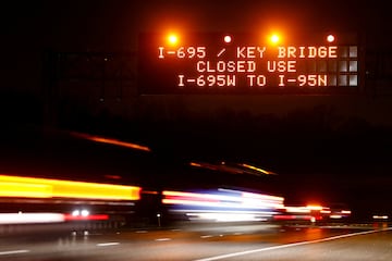 Carteles luminosos en la autopista avisan a los conductores de un desvío alternativo tras el accidente.