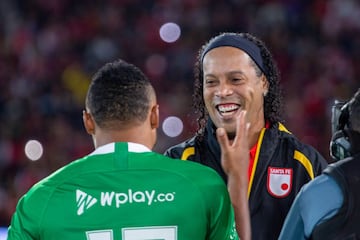 La fiesta en El Campín que disfrutó de la magia de Ronaldinho en el partido entre Santa Fe y Nacional, en el que se le rindió homenaje al brasileño que jugó con la '10' del equipo bogotano.