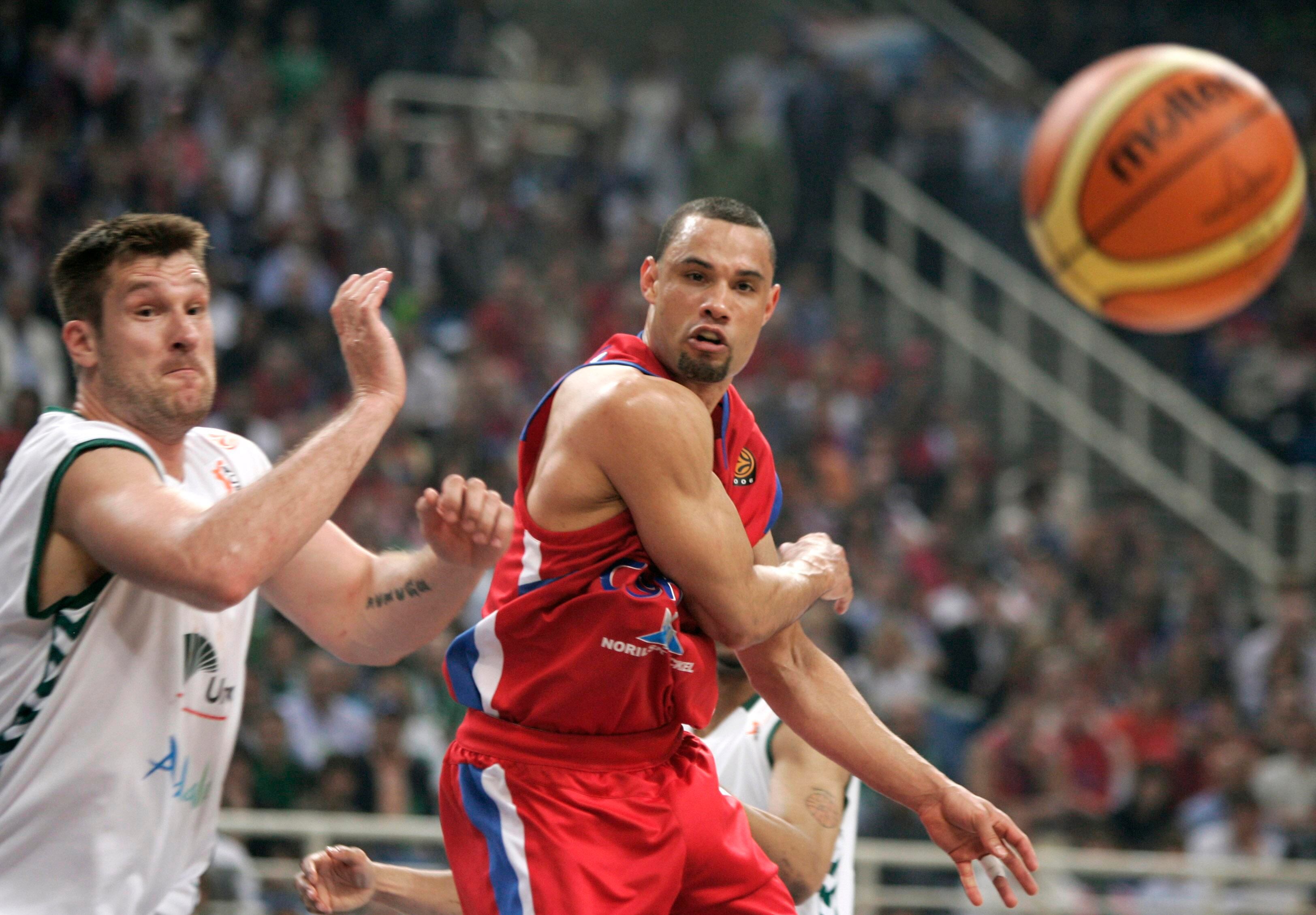 Trajan Langdon (CSKA Moscú) pasa el balón ante Marko Tusek (Unicaja) en la Euroliga de 2007.
