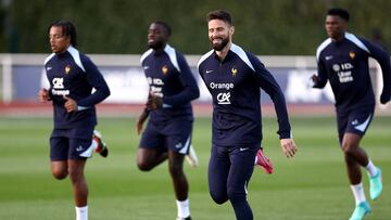 France's forward Olivier Giroud (C) takes part a training session as part of the team's preparation for upcoming friendly football matches, in Clairefontaine-en-Yvelines on March 19, 2024. (Photo by FRANCK FIFE / AFP)