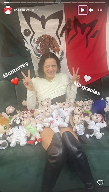 Rosalía presume su colección de muñecos del Dr. Simi