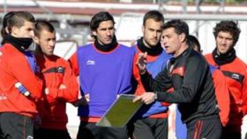 <b>ALEGRÍA. </b>Míchel quiere que su equipo sea alegre en el campo y que la defensa no haga tantos regalos.