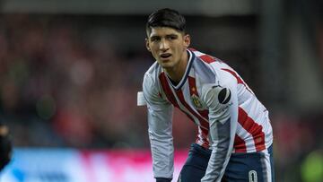 El delantero del club Guadalajara le regaló dinero a un fan para que pudiera implantarse a las Chivas en la piel.