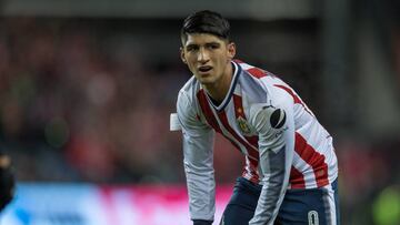 El delantero del club Guadalajara le regal&oacute; dinero a un fan para que pudiera implantarse a las Chivas en la piel.