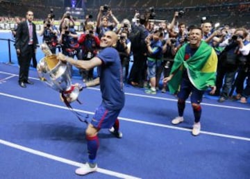Alves celebra la Champions League de 2015.